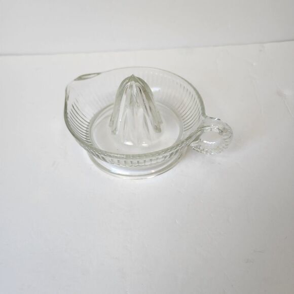 VINTAGE CITRUS JUICER CLEAR REAMER WITH HANDLE AND SPOUT - Picture 2 of 6